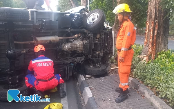 Thumbnail Kaget Lihat Motor Nyebrang, Mobil Pikap Terguling di Jalan Ahmad Yani