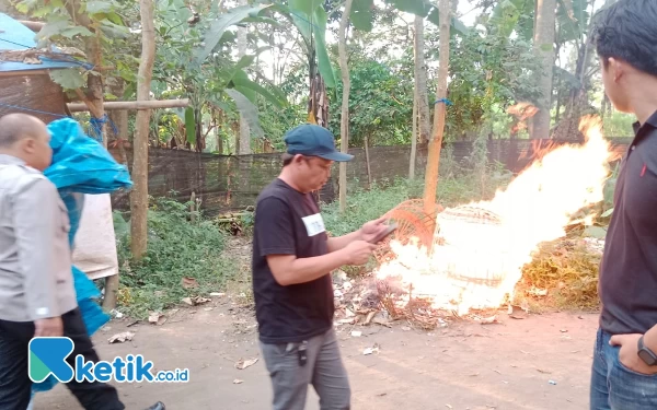 Thumbnail Komitmen Brantas Judi, Polres Malang Kembali Bakar Area Sabung Ayam di Pakis