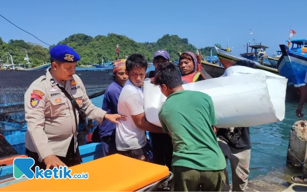 Thumbnail Sakit di Tengah Laut, Nelayan Asal Pekalongan Dievakuasi Satpolairud Polres Malang