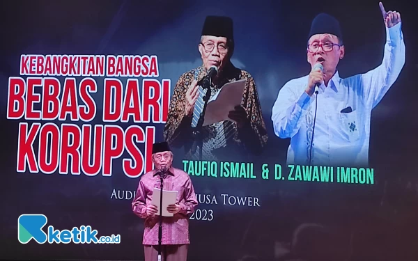 Thumbnail Taufiq Ismail dan D Zawawi Imron Hipnotis Mahasiswa Unusa dengan Puisi