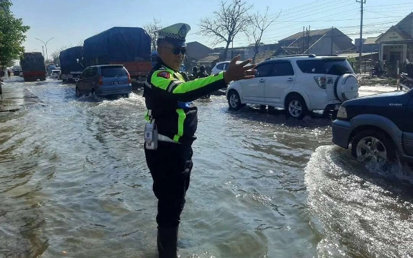 Thumbnail Berita - Awas! Pantura Macet karena Perbaikan Jalan dan Banjir Rob