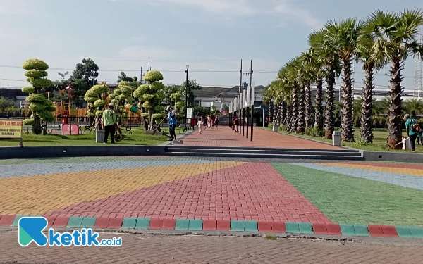 Thumbnail Pintu masuk selatan alun-alun Jombang. (Foto-foto: Rifat/Ketik.co.id)