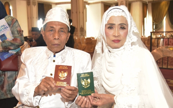 Thumbnail Berita - Setelah 50 Tahun Bersama, Pasangan Tertua Dapat Buku Nikah