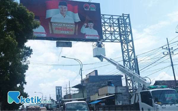 Turunkan Baliho Capres, Satpol PP Kabupaten Malang Gunakan Crane