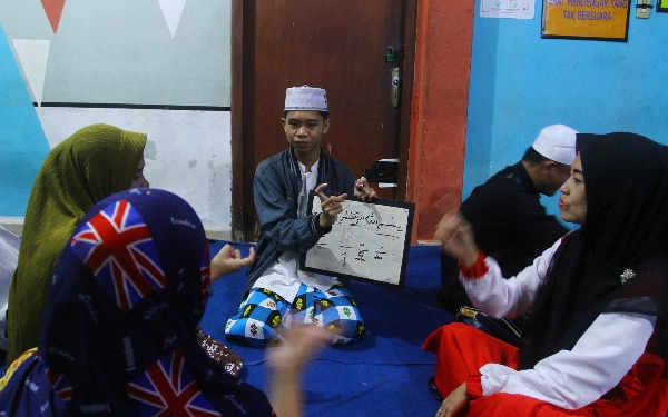 Thumbnail Ustaz Airul Syahril (tengah) mengajarkan peserta didik mengaji dengan bahasa isyarat di Rumah Setara Jl.Letnan Murod, Talang Ratu, Samping Puskesmas Talang Ratu No.513, RT.07/RW.03, 20 Ilir D. IV, Kec. Ilir Tim. I, Kota Palembang, Sumatera Selatan. Kamis (9/11/2023). (Wahyu Rahmanto/ Ketik.co.id )