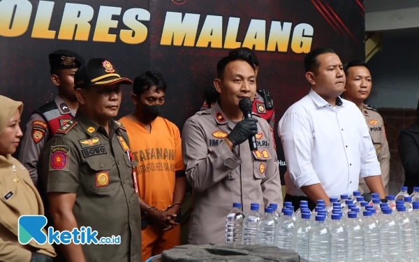 Thumbnail Berita - Bongkar Kasus Produksi Miras Ilegal, Polres Malang Amankan Dua Pelaku