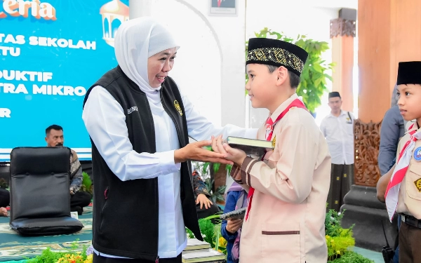 Bertemu Gubernur Khofifah, Anak-anak Pramuka Situbondo Dapat Kado Al Quran