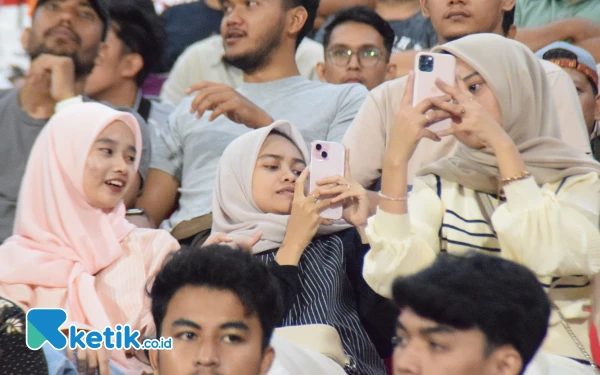 Thumbnail Masyarakat Aceh berbagai usia menonton langsung semifinal sepak bola PON 2024 di Stadion Harapan Bangsa (SHB). Warga Aceh mengabadikan momen di laga semifinal Aceh vs Jatim, Senin, 16 September 2024. (Foto: Khaesar/Ketik.co.id)