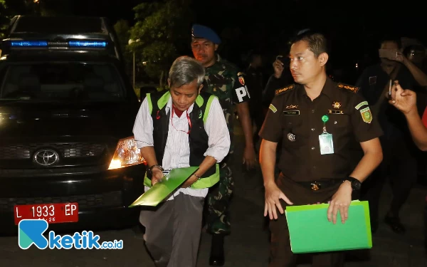 Tim Koneksitas Kejati Jatim Tahan Dua Tersangka Korupsi Pembangunan Rumah Prajurit