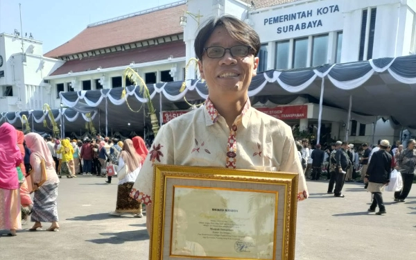 Fotografer Mamuk Ismantoro Sabet Penghargaan dari Wali Kota Surabaya 