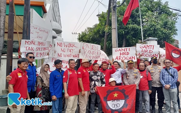 Thumbnail Gaji Tidak Sesuai UMK, Ratusan Buruh PT S3 di Kabupaten Malang Demo Perusahaan