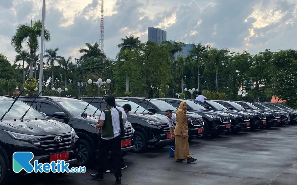 Thumbnail Eri Cahyadi Hadiahi 11 Mobil Operasional untuk Polrestabes Surabaya 