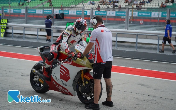 Thumbnail Pembalap berusia 20 tahun itu bahkan bakal menjadi pembalap utama Honda Team Asia di 2025. Itu setelah rekan setimnya saat ini Somkiat Chantra naik kelas ke MotoGP bersama LCR Honda musim depan. (Foto: Mario Aji Management for Ketik.co.id)