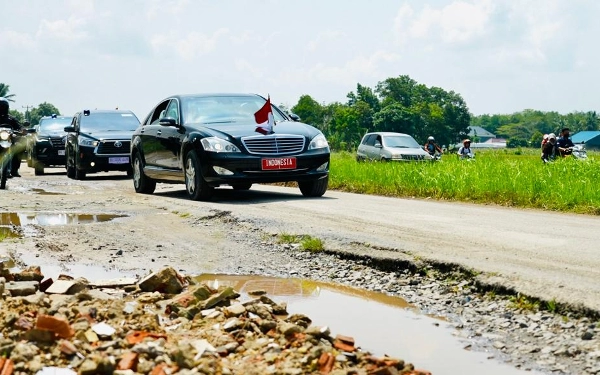 Thumbnail Warga Lampung Gotong Royong Keluarkan Dana Pribadi Benahi Jalan Rusak