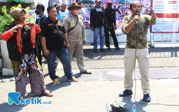 Thumbnail Aktivis Sidoarjo Demo Antikorupsi, Kumpulkan Uang untuk Berangkatkan Bupati ke KPK