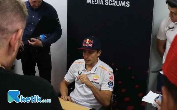 Thumbnail Pembalap MotoGP tim Repsol Honda Marc Marquez melayani wawancara para wartawan di Media Center (13/10/2023). (Foto: Naufal/Ketik.co.id)