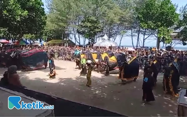 Thumbnail Harlah ke 90, GP Ansor Kabupaten Malang Gelar Seribu Bantengan di Pantai Balekambang