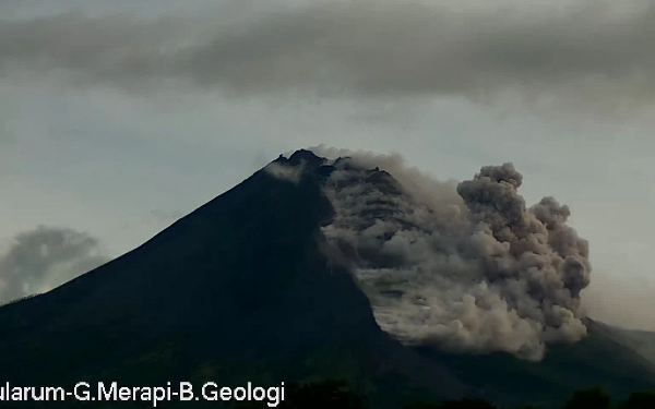 Thumbnail Awas! Gunung Merapi 2 Kali Luncurkan Awan Panas 