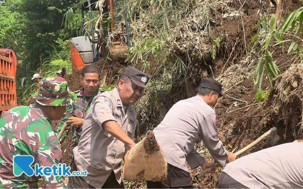 Thumbnail Bersama Masyarakat, TNI-Polri Bersihkan Lokasi Longsor di Wagir Kabupaten Malang