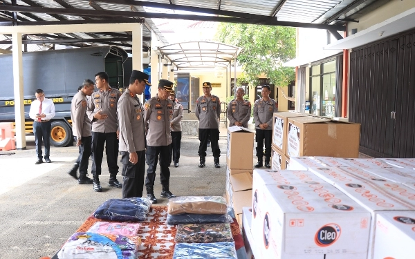 Thumbnail Polres Malang Himpun 555 Botol Air Mineral dan Ratusan Paket Bantuan untuk Palestina