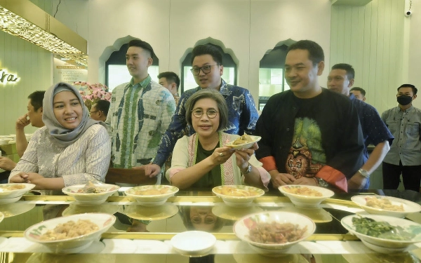 Thumbnail Indah Kurnia Apresiasi Ekspansi Bisnis Restoran Aroma Padang Berkonsep Sushi Train