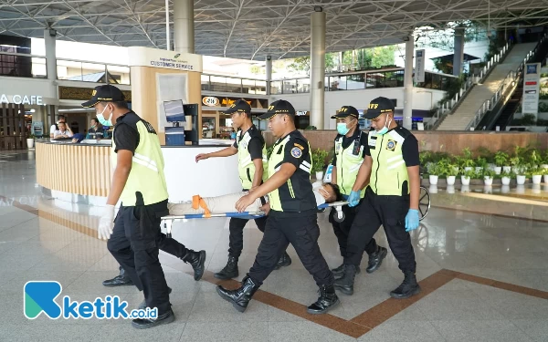 Thumbnail Berita - Penumpang Jangan Panik! Ada Baku Tembak di Bandara Juanda Besok