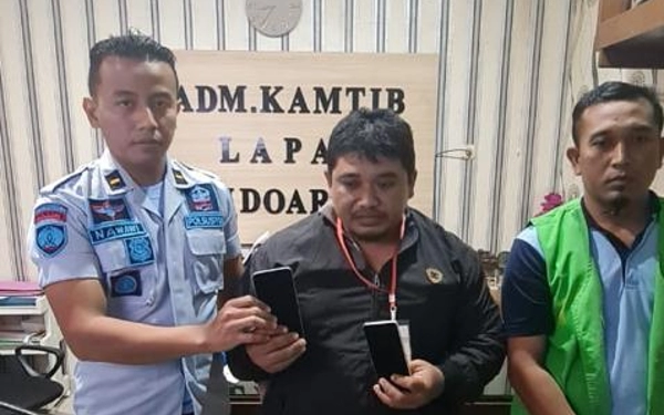 Thumbnail Berita - Selundupkan HP di dalam Roti ke Lapas Sidoarjo, Warga Tanggulangi Ditangkap