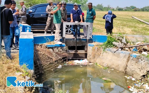 Thumbnail Plt Bupati Sidoarjo H Subandi Datangi Sungai Penuh Sampah, Langsung Bersih