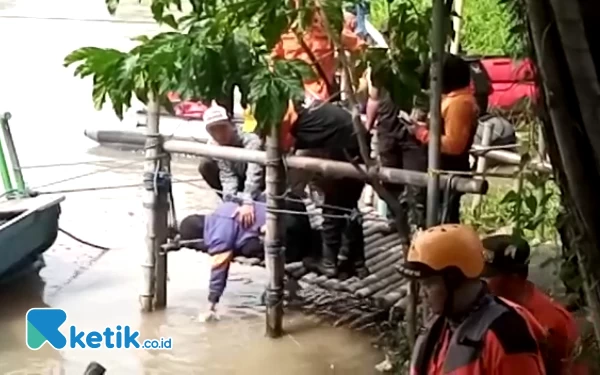 Keluarga Korban Menabur Bunga di Lokasi Kapal Tenggelam