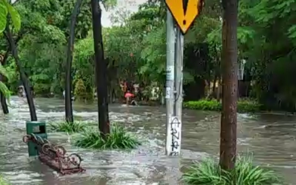 Thumbnail Jalan Mayjen Sungkono Surabaya Banjir, Ini Penyebabnya    