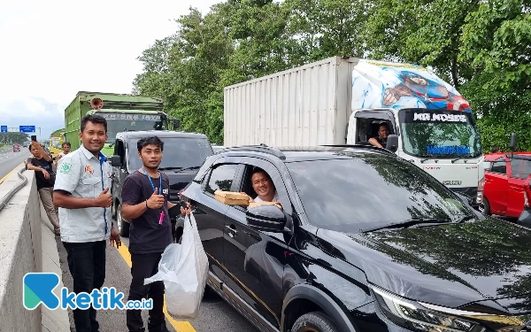 Thumbnail Relawan NU Bagikan Nasi Kotak Gratis saat Macet Panjang di Tol Sidoarjo