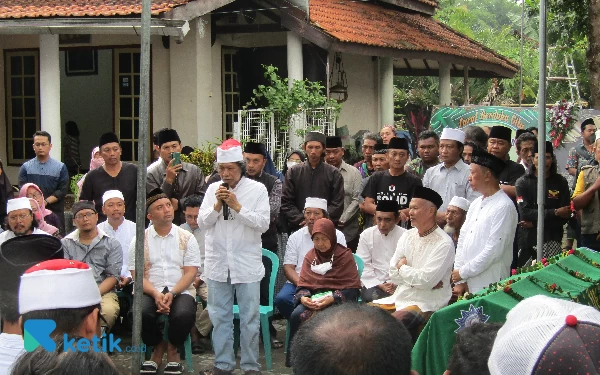 Thumbnail Emha Ainun Najib (Cak Nun), mengantar kepergian sang kakak KH. Ahmad Fuad Efendy (Cak Fuad) (20/1). (Foto-foto: Samsul/Ketik.co.id)