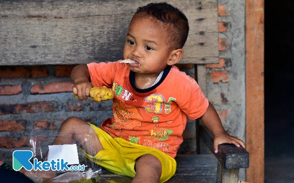 Thumbnail Salah satu Balita penerima manfaat program PMT Puskesmas Wirosari 1 menyantap ayam goreng di rumahnya di Dusun Gesing, Kelurahan Kunden, Kecamatan Wirosari, Kabupaten Grobogan, Kamis, 5 September 2024. Ada 10 Balita penerima manfaat PMT Puskesmas Wirosari serta 4 ibu hamil KEK pada tahap pertama tahun 2024. (Foto: Achmad Fazeri/Ketik.co.id)