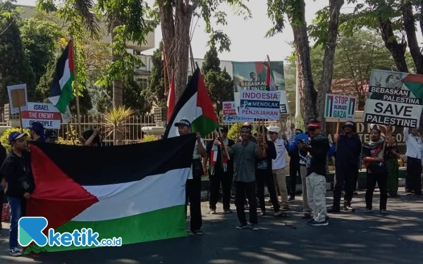 Thumbnail Berita - Dari Sidoarjo, Massa Kumail Suarakan Dukungan untuk Rakyat Palestina Merdeka