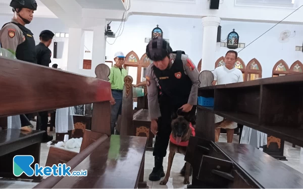 Thumbnail Kerahkan Anjing Pelacak, Polres Malang Sterilisasi Gereja Jelang Natal