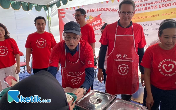 Thumbnail Konjen AS Ikut Bagikan 5.000 Makanan Gratis untuk Warga Surabaya