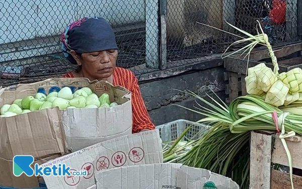 Thumbnail Berita - Harga Janur Naik, Pedagang Ketupat Pasrah: Rezeki Sudah Ada yang Atur