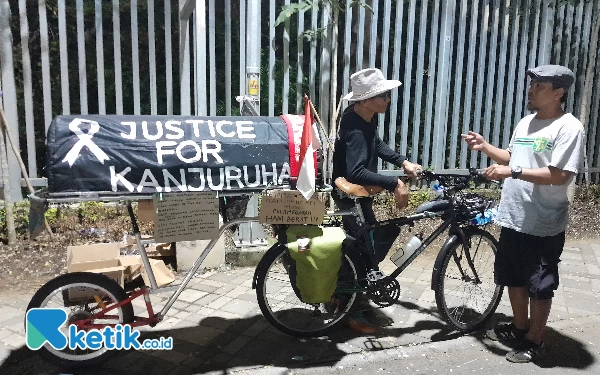 Thumbnail Mencari Keadilan untuk Korban Tragedi Kanjuruhan, Midun Bersepeda dari Batu Menuju Senayan