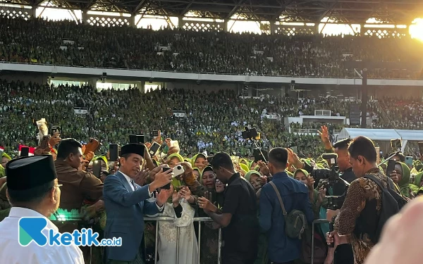 Thumbnail Jokowi Tiba Harlah ke-78 Muslimat NU di GBK, Disambut Ratusan Ribu Kader Militan