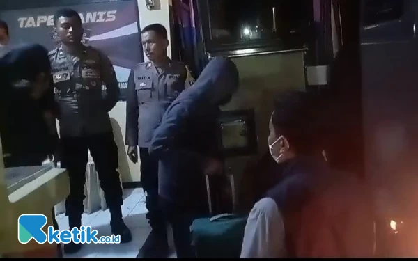 Thumbnail OTT KPK di Bondowoso: 10 Jam Diperiksa, Sejumlah Orang Diangkut Bus Polres