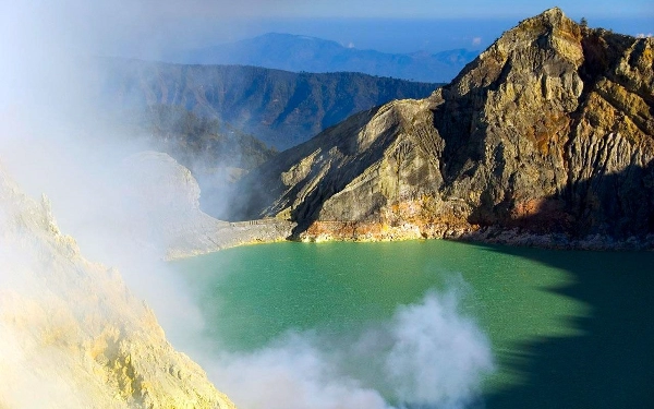 Thumbnail Waspada, Gunung Ijen Bergejolak, Suhu Air Danau Naik 