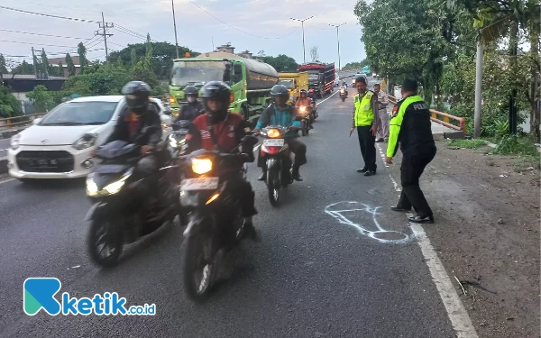 Thumbnail Gadis Pelajar Sidoarjo Tewas Kecelakaan saat Dibonceng Ibu Lewat Jembatan Layang Trosobo