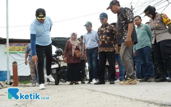 Thumbnail Berita - Betonisasi di Sedati Tuntas, Plt Bupati Sidoarjo Subandi Minta Pengerjaan di Gedangan Dioptimalkan