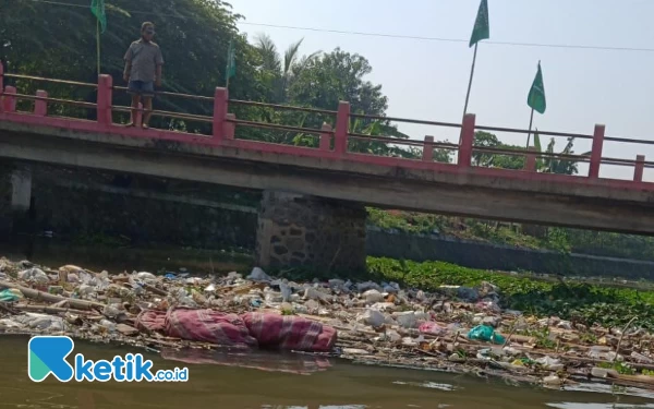 Thumbnail Patroli Air Temukan 2 Kasur dan Limbah Pabrik  Dibuang di Sungai Sadar