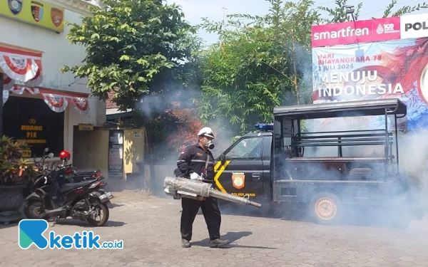 Thumbnail Berita - Kasus DBD Naik, Polres Malang Fogging Seluruh Polsek dan Kantor Pelayanan