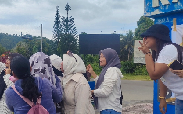 Thumbnail Usai pembagian takjil, para Guru SMKN 2 Raja Ampat beserta kepala sekolah, mengabadikan momen tersebut dengan berfoto bersama. Foto: Abi/Ketik.co.id)