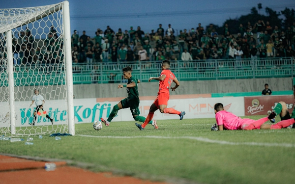 Thumbnail Tumbangkan Borneo FC, Aji Yakin Persebaya Segera Tembus Tiga Besar