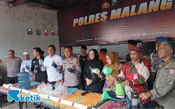 Thumbnail Grebek Home Industri Miras Ilegal, Polres Malang Amankan Produsen Sekaligus Distributor