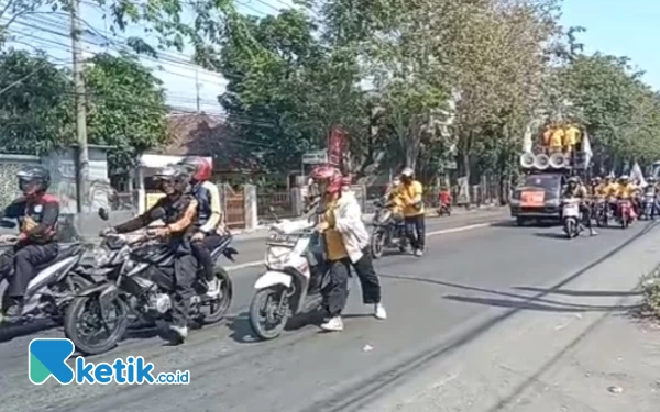 Thumbnail Ratusan Buruh Tutup Jalan Pantura Bangil-Pasuruan