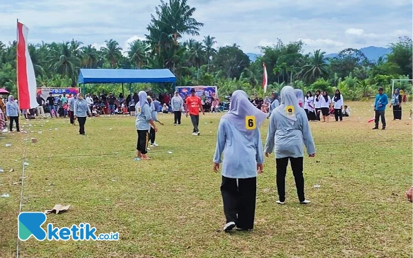 Thumbnail Berita - Nostalgia Masa Kecil, Emak-Emak di Abdya Aceh Main Bola Kasti